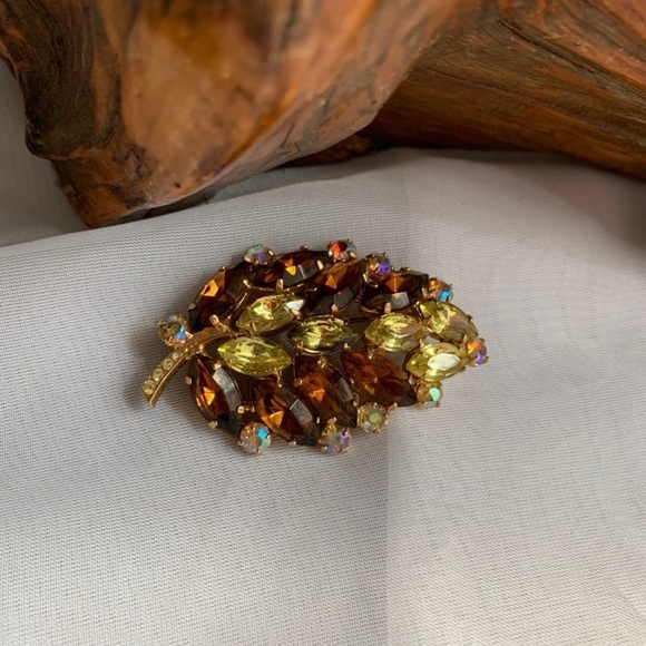 Vintage Jewelry - Mid-Century Topaz Jonquil Rhinestone Leaf Brooch 1960s Vintage Jewelry